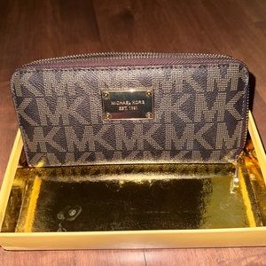 Michael Kors Jet Set Travel Wallet